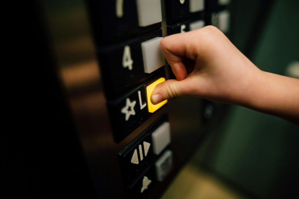 Linee pure e verticalità: ascensori che diventano elementi d’arredo 1