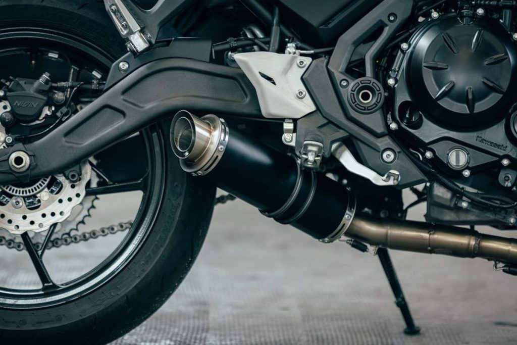 Scarichi sportivi per Kawasaki Versys 650: modelli e caratteristiche 2 Scarichi sportivi per Kawasaki Versys 650: modelli e caratteristiche 1