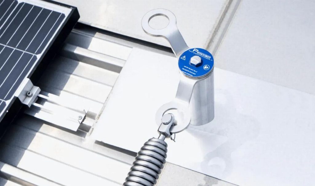 Sistemi anticaduta per coperture Bacacier: normative e soluzioni tecniche 2 Sistemi anticaduta per coperture Bacacier: normative e soluzioni tecniche 1