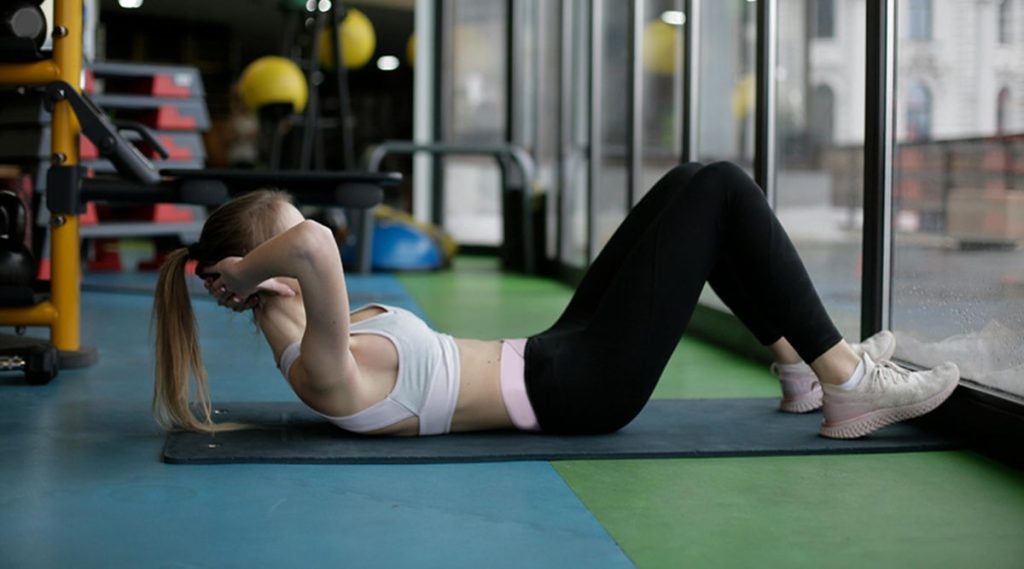 Sit up: come eseguire correttamente l’esercizio sit up per gli addominali ed evitare errori comuni 2 Sit up: come eseguire correttamente l’esercizio sit up per gli addominali ed evitare errori comuni 1