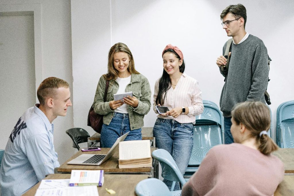Orientamento strategico: la scelta del diploma in base alle richieste del mercato del lavoro 2 Orientamento strategico: la scelta del diploma in base alle richieste del mercato del lavoro 1